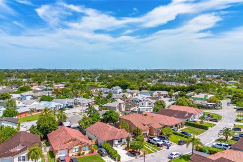 House in Miami Gardens, Florida 3 bedrooms, 157.19 sq.m. № 2269778 - photo 30