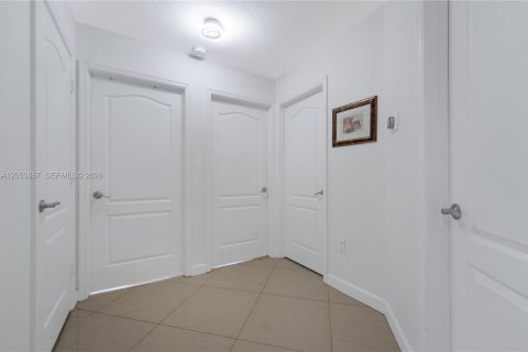 House in Miami Gardens, Florida 3 bedrooms, 157.19 sq.m. № 2269778 - photo 13