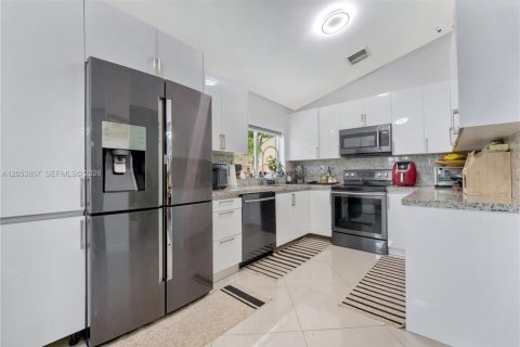 House in Miami Gardens, Florida 3 bedrooms, 157.19 sq.m. № 2269778 - photo 9