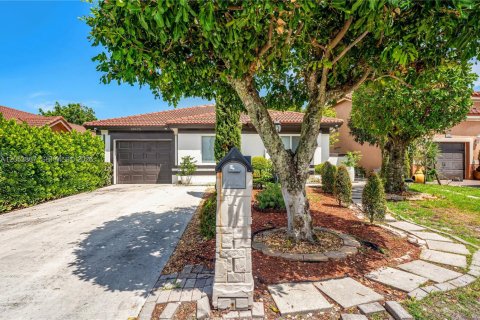 House in Miami Gardens, Florida 3 bedrooms, 157.19 sq.m. № 2269778 - photo 26