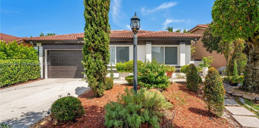 House in Miami Gardens, Florida 3 bedrooms, 157.19 sq.m. № 2269778