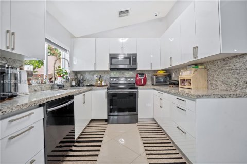 House in Miami Gardens, Florida 3 bedrooms, 157.19 sq.m. № 2269778 - photo 8