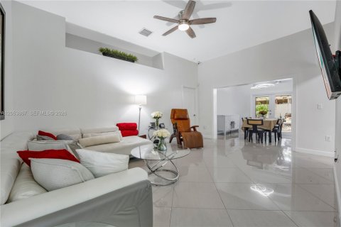 House in Miami Gardens, Florida 3 bedrooms, 157.19 sq.m. № 2269778 - photo 2
