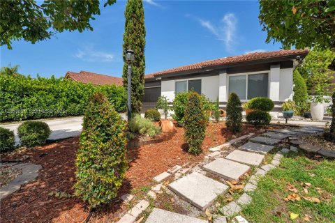 House in Miami Gardens, Florida 3 bedrooms, 157.19 sq.m. № 2269778 - photo 25