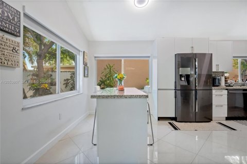 House in Miami Gardens, Florida 3 bedrooms, 157.19 sq.m. № 2269778 - photo 6