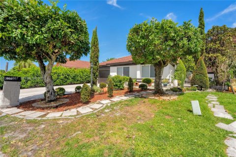 House in Miami Gardens, Florida 3 bedrooms, 157.19 sq.m. № 2269778 - photo 27
