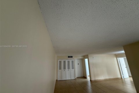 Condominio en alquiler en Sunny Isles Beach, Florida, 1 dormitorio, 71.26 m2 № 1993091 - foto 11