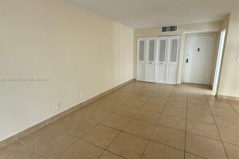 Condominio en alquiler en Sunny Isles Beach, Florida, 1 dormitorio, 71.26 m2 № 1993091 - foto 10