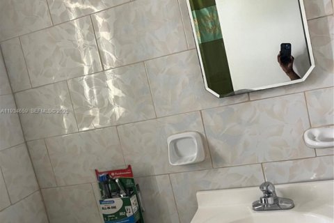 Снять в аренду коммерческую недвижимость в Майами, Флорида 1 спальня, 118.17м2, № 2035626 - фото 7