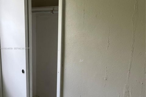 Снять в аренду коммерческую недвижимость в Майами, Флорида 1 спальня, 118.17м2, № 2035626 - фото 3