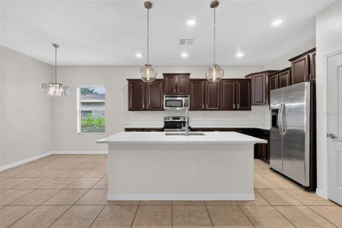 Villa ou maison à vendre à Apopka, Floride: 4 chambres, 220.09 m2 № 2402869 - photo 3