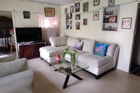 House in Miami, Florida 2 bedrooms, 132.48 sq.m. № 2022398 - photo 4