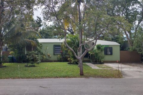 House in Miami, Florida 2 bedrooms, 132.48 sq.m. № 2022398 - photo 2