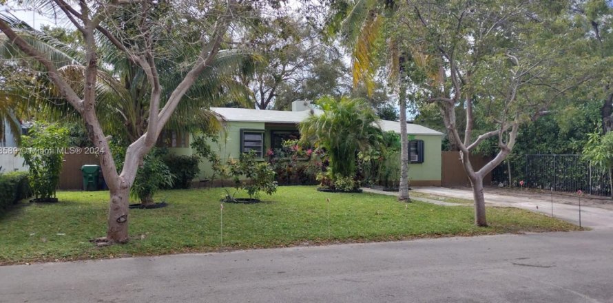 House in Miami, Florida 2 bedrooms, 132.48 sq.m. № 2022398