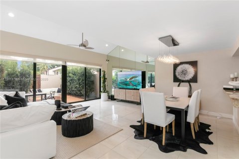 Adosado en alquiler en Miami, Florida, 3 dormitorios, 147.9 m2 № 1953713 - foto 2