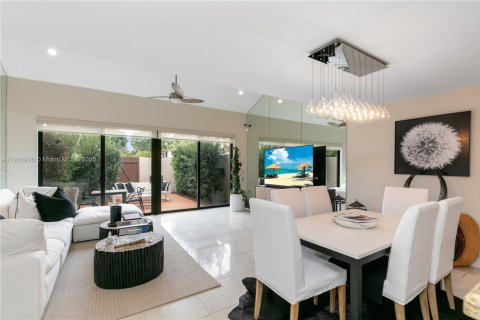 Adosado en alquiler en Miami, Florida, 3 dormitorios, 147.9 m2 № 1953713 - foto 1