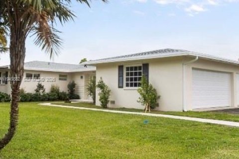 House in Palmetto Bay, Florida 4 bedrooms, 176.98 sq.m. № 2005159 - photo 2