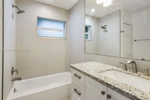 House in Palmetto Bay, Florida 4 bedrooms, 176.98 sq.m. № 2005159 - photo 10