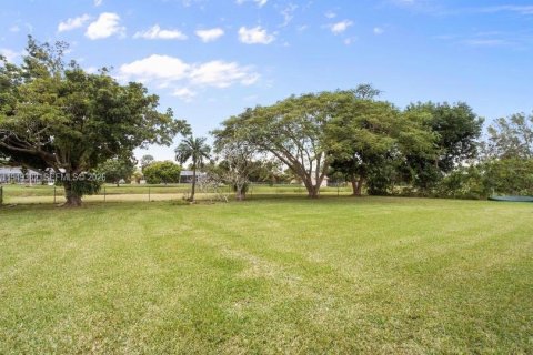 House in Palmetto Bay, Florida 4 bedrooms, 176.98 sq.m. № 2005159 - photo 3