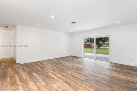 House in Palmetto Bay, Florida 4 bedrooms, 176.98 sq.m. № 2005159 - photo 8