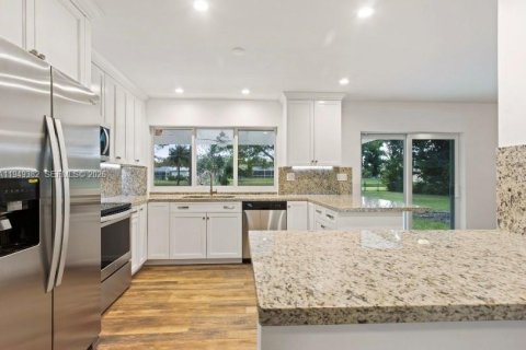 House in Palmetto Bay, Florida 4 bedrooms, 176.98 sq.m. № 2005159 - photo 5