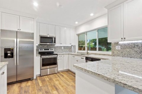 House in Palmetto Bay, Florida 4 bedrooms, 176.98 sq.m. № 2005159 - photo 4