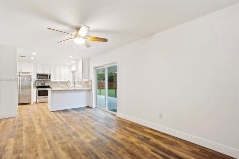 House in Palmetto Bay, Florida 4 bedrooms, 176.98 sq.m. № 2005159 - photo 9