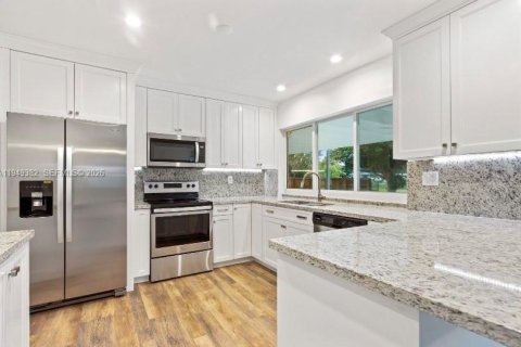 House in Palmetto Bay, Florida 4 bedrooms, 176.98 sq.m. № 2005159 - photo 6