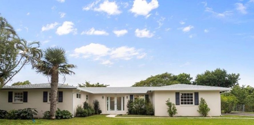 House in Palmetto Bay, Florida 4 bedrooms, 176.98 sq.m. № 2005159