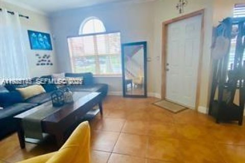 Снять в аренду квартиру в Дорал, Флорида 3 спальни, 112.41м2, № 1984224 - фото 4