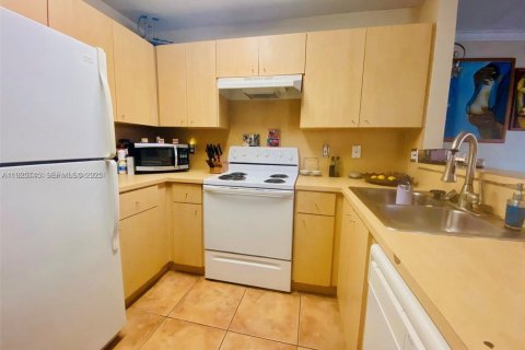 Снять в аренду квартиру в Дорал, Флорида 3 спальни, 112.41м2, № 1984224 - фото 8