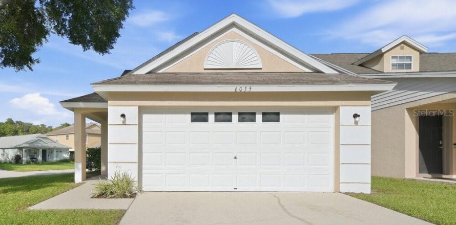 Villa ou maison à Wesley Chapel, Floride 4 chambres, 131.46 m2 № 2413580