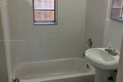 Снять в аренду виллу или дом в Майами, Флорида 1 спальня, 1088.07м2, № 1764572 - фото 1