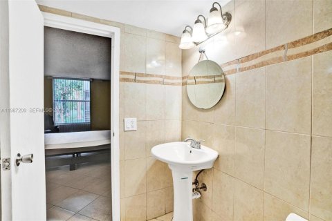 Condo in Tamarac, Florida, 1 bedroom  № 2046593 - photo 5