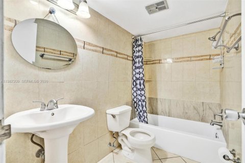 Condo in Tamarac, Florida, 1 bedroom  № 2046593 - photo 4