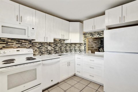Condo in Tamarac, Florida, 1 bedroom  № 2046593 - photo 12