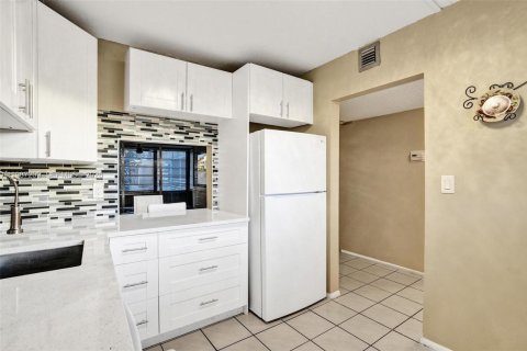 Condo in Tamarac, Florida, 1 bedroom  № 2046593 - photo 13
