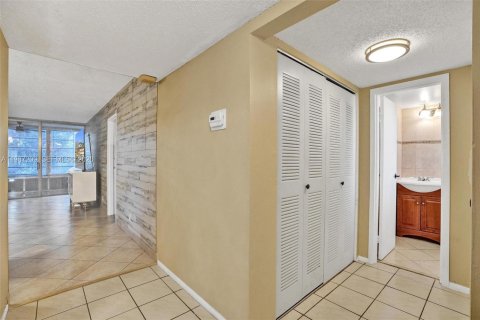 Condo in Tamarac, Florida, 1 bedroom  № 2046593 - photo 8