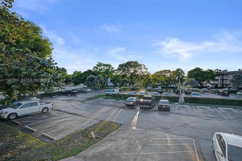 Condo in Tamarac, Florida, 1 bedroom  № 2046593 - photo 27