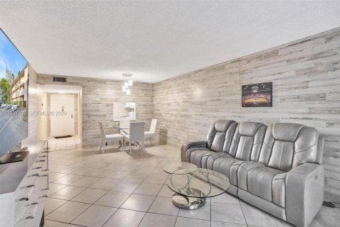 Condo in Tamarac, Florida, 1 bedroom  № 2046593 - photo 21