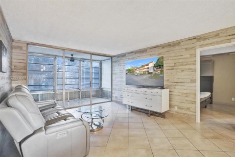 Condo in Tamarac, Florida, 1 bedroom  № 2046593 - photo 19