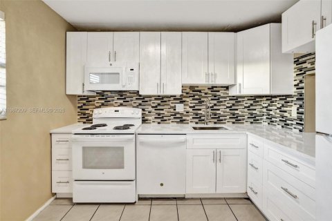 Condo in Tamarac, Florida, 1 bedroom  № 2046593 - photo 11