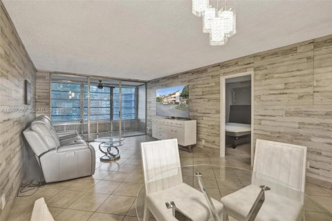 Condo in Tamarac, Florida, 1 bedroom  № 2046593 - photo 18