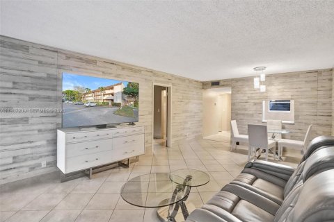 Condo in Tamarac, Florida, 1 bedroom  № 2046593 - photo 20