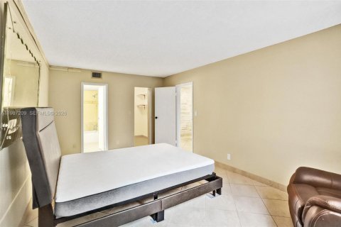Condo in Tamarac, Florida, 1 bedroom  № 2046593 - photo 3