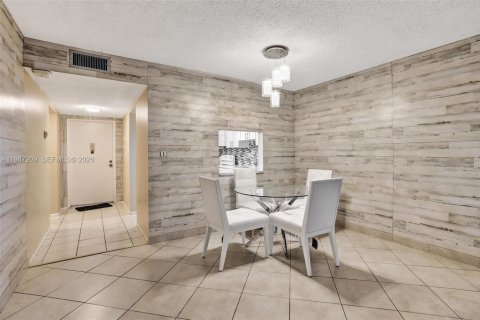 Condo in Tamarac, Florida, 1 bedroom  № 2046593 - photo 16