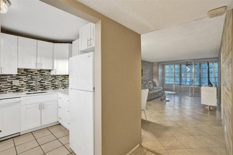 Condo in Tamarac, Florida, 1 bedroom  № 2046593 - photo 10