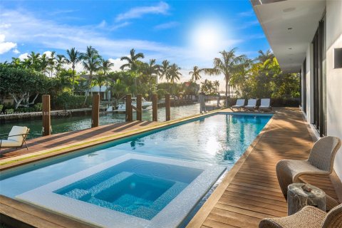 Villa ou maison à vendre à Miami Beach, Floride: 7 chambres, 611.39 m2 № 1737791 - photo 13