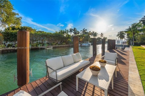 Villa ou maison à vendre à Miami Beach, Floride: 7 chambres, 611.39 m2 № 1737791 - photo 12