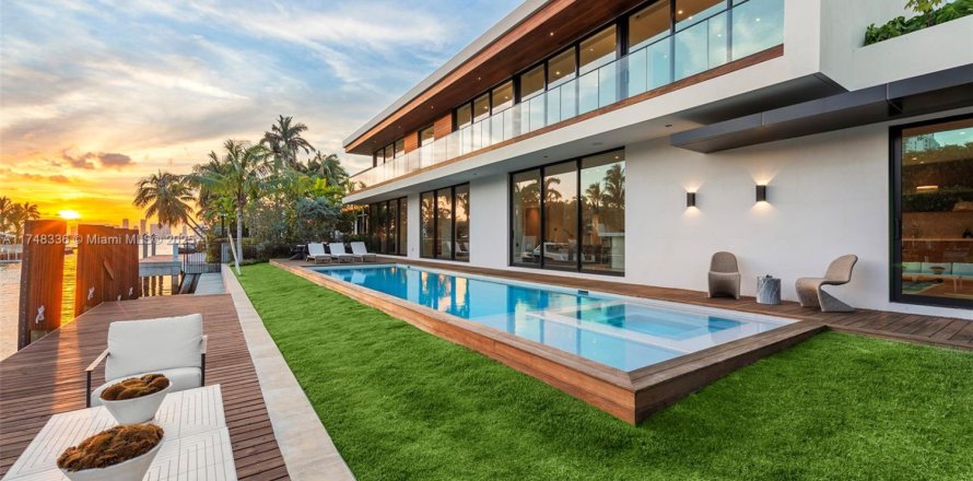 Villa ou maison à Miami Beach, Floride 7 chambres, 611.39 m2 № 1737791